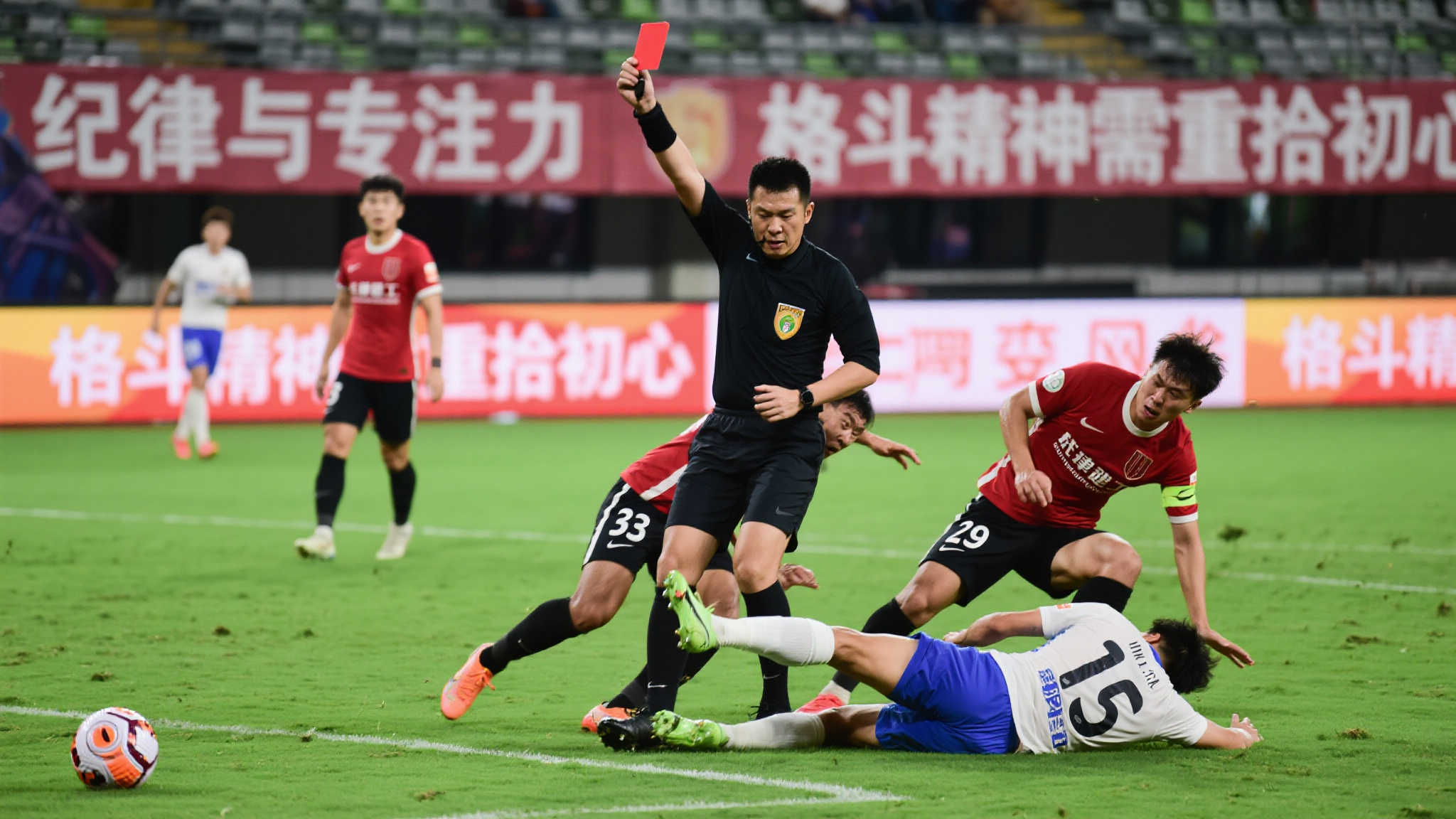 马竞首秀失利:西蒙尼遭遇四球惨败加红牌噩运 激烈对抗不可避免,但无人料想到关键节点竟因一张匪夷